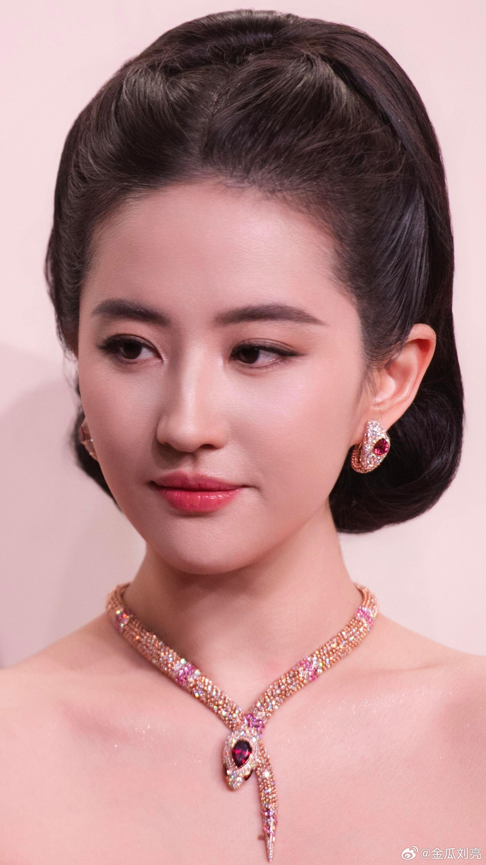 刘亦菲几乎没有法令纹你跟我说这是刘亦菲的生图吗。。怼脸到这种程度生图直出的脸太