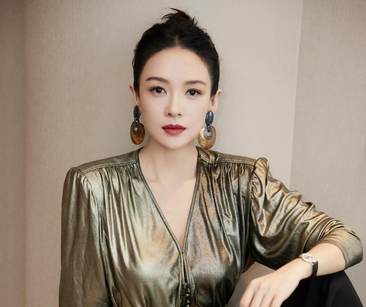 演员章子怡说，我是一个地地道道的北京大妞儿，父亲是电信局的干部，母亲曾是一名幼儿