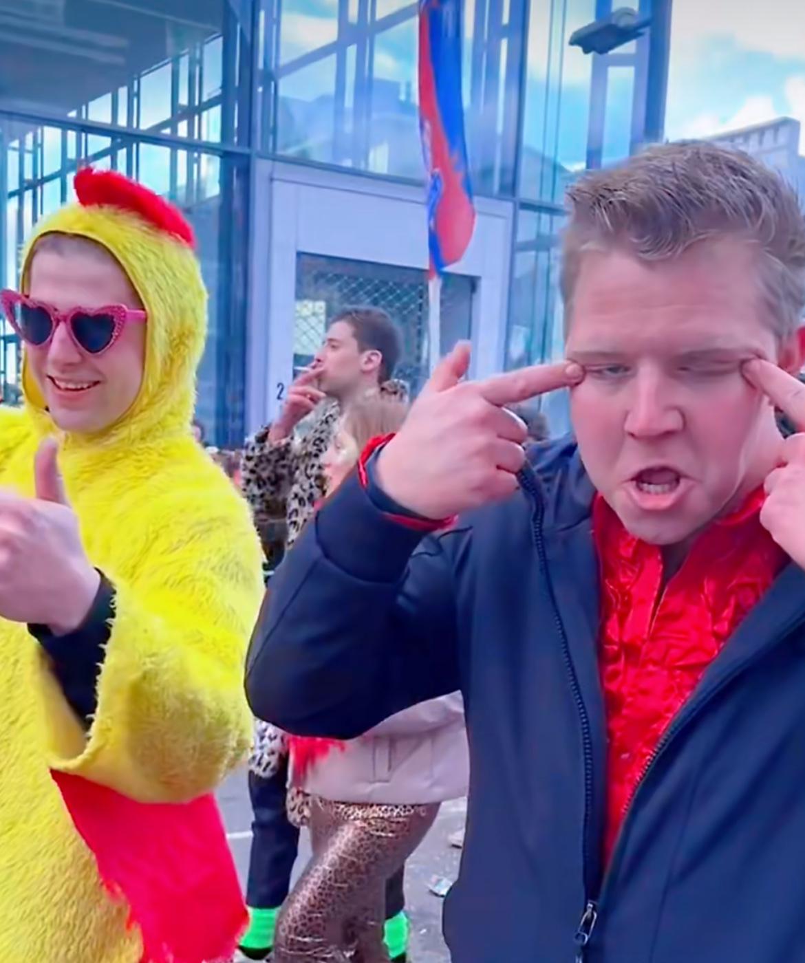 荷兰男子看到华人小哥在录视频，故意做出眯眯眼动作，小哥直接翻过围栏过去揍他，被他