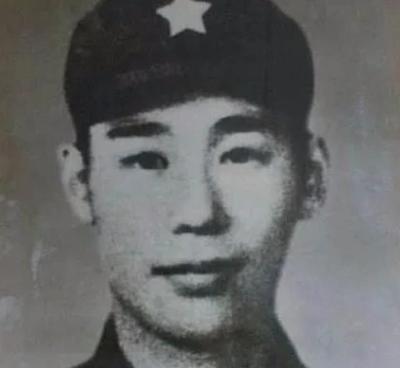 1979年2月，姜利民摸到了越军阵地，越军没有发现他，谁知他突然打开手电筒，越军