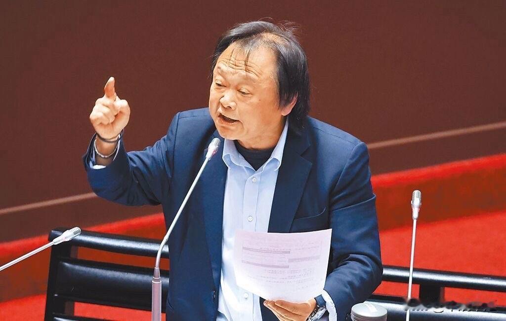 台北市长选战热度渐起，民进党中常会今（3日）在临时会议时，王世坚当面向赖清德建议