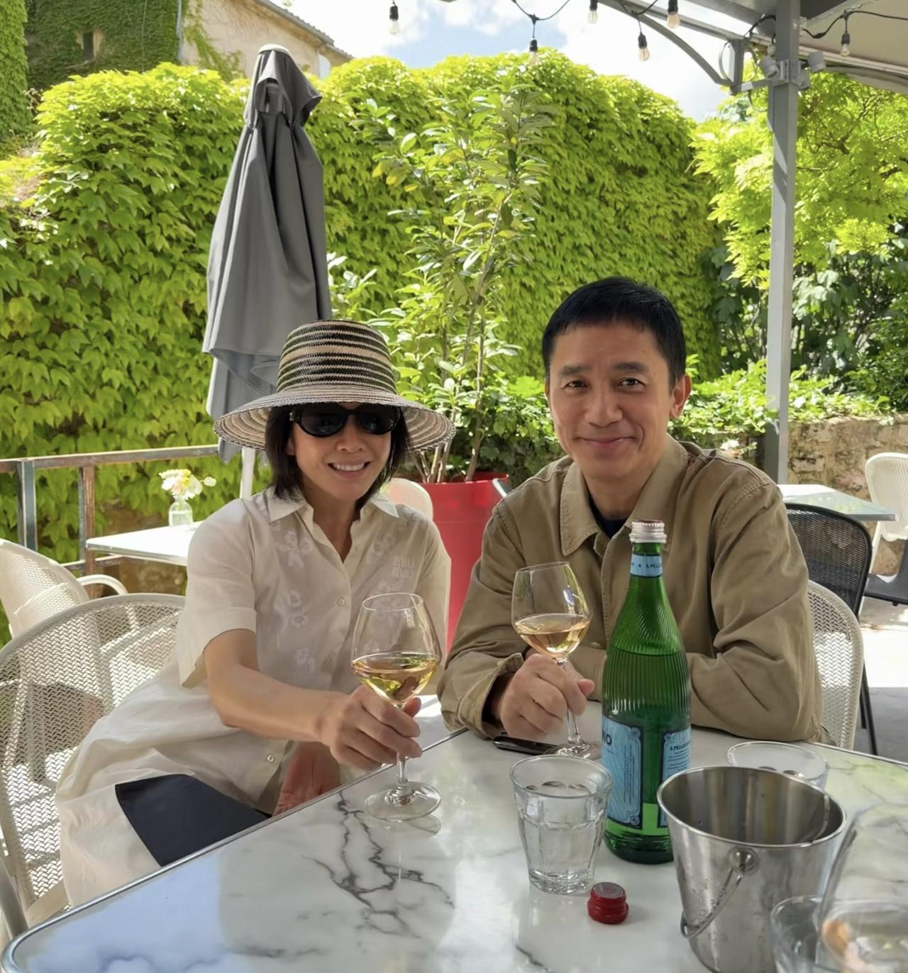 63岁梁朝伟和老婆刘嘉玲现身法国乡下度假，夫妻俩一起到酒庄品红酒，悠闲地度过午后