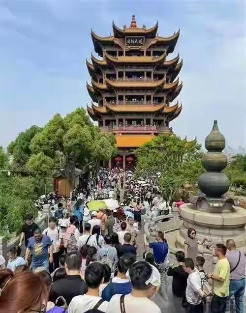 五一去武汉的朋友回来了，我问挤不挤？他翻个白眼：东湖绿道挪了半小时，前面大爷的保
