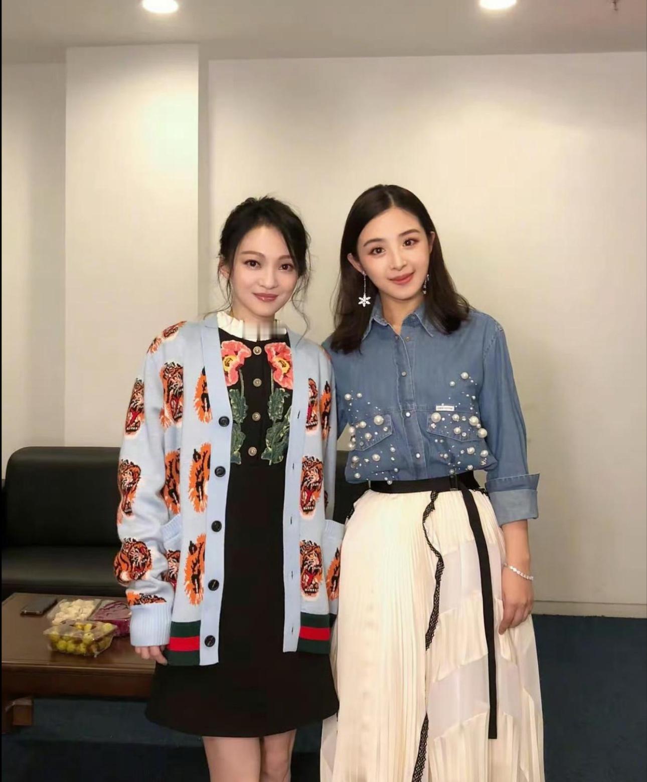 时隔12年，张韶涵和张含韵再次同框。两位都是可爱系女生，张含韵变知性了，张韶涵真