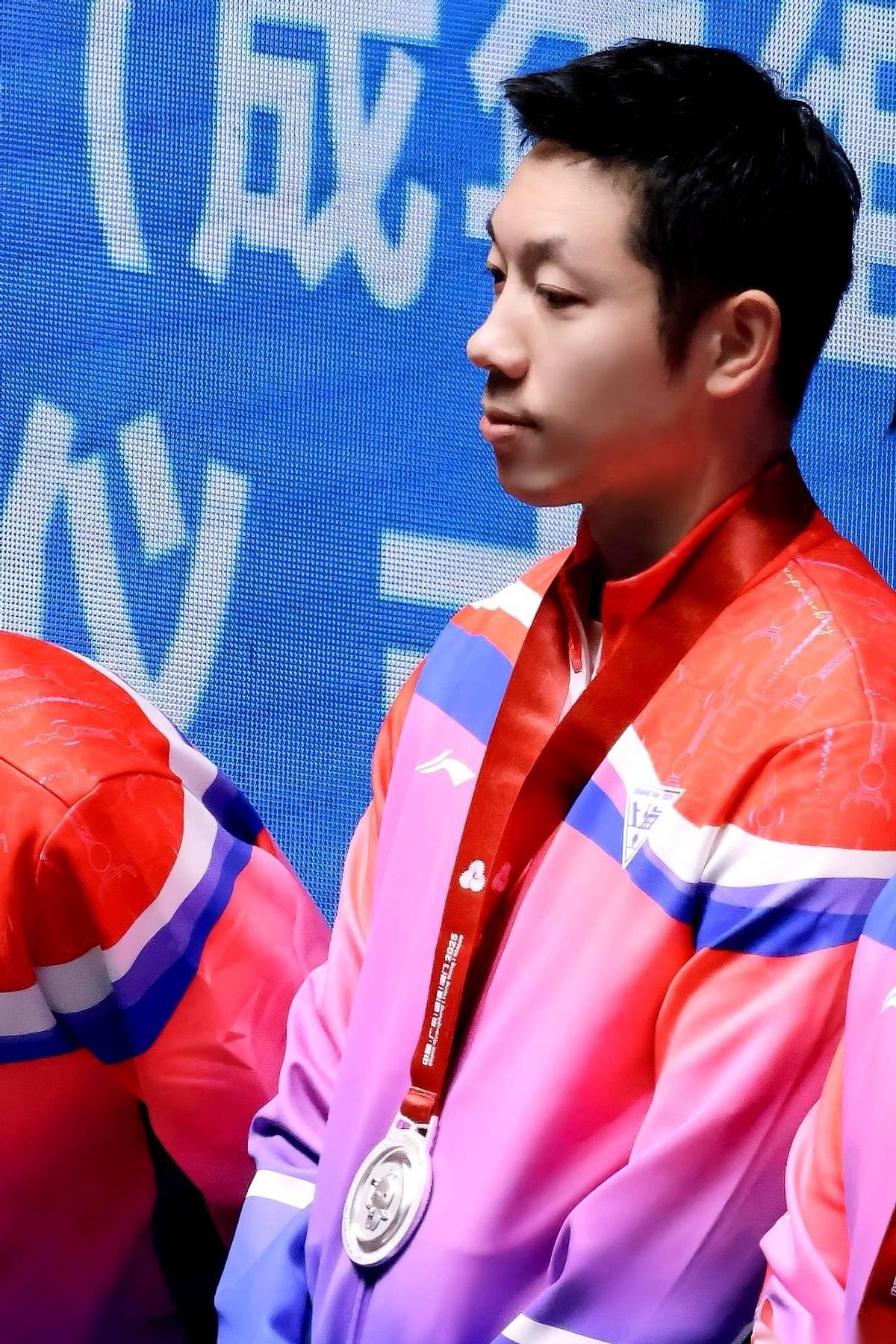 “我这衣服上，本来该有七颗星的。”“凭什么现在跟他们一样，只给我穿三颗星的？”