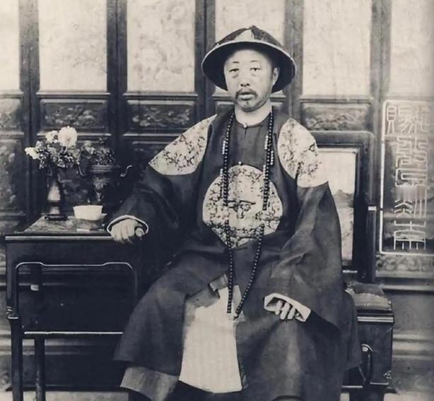 清朝王爷为何不惜激烈争夺皇位，而不能像明朝宗室那样安享闲散生活？看清朝历史，