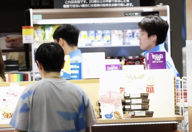 笑死我了！王楚钦和孙颖莎都在机场便利店逛，简直是一场内心大戏！隔着屏幕都能感