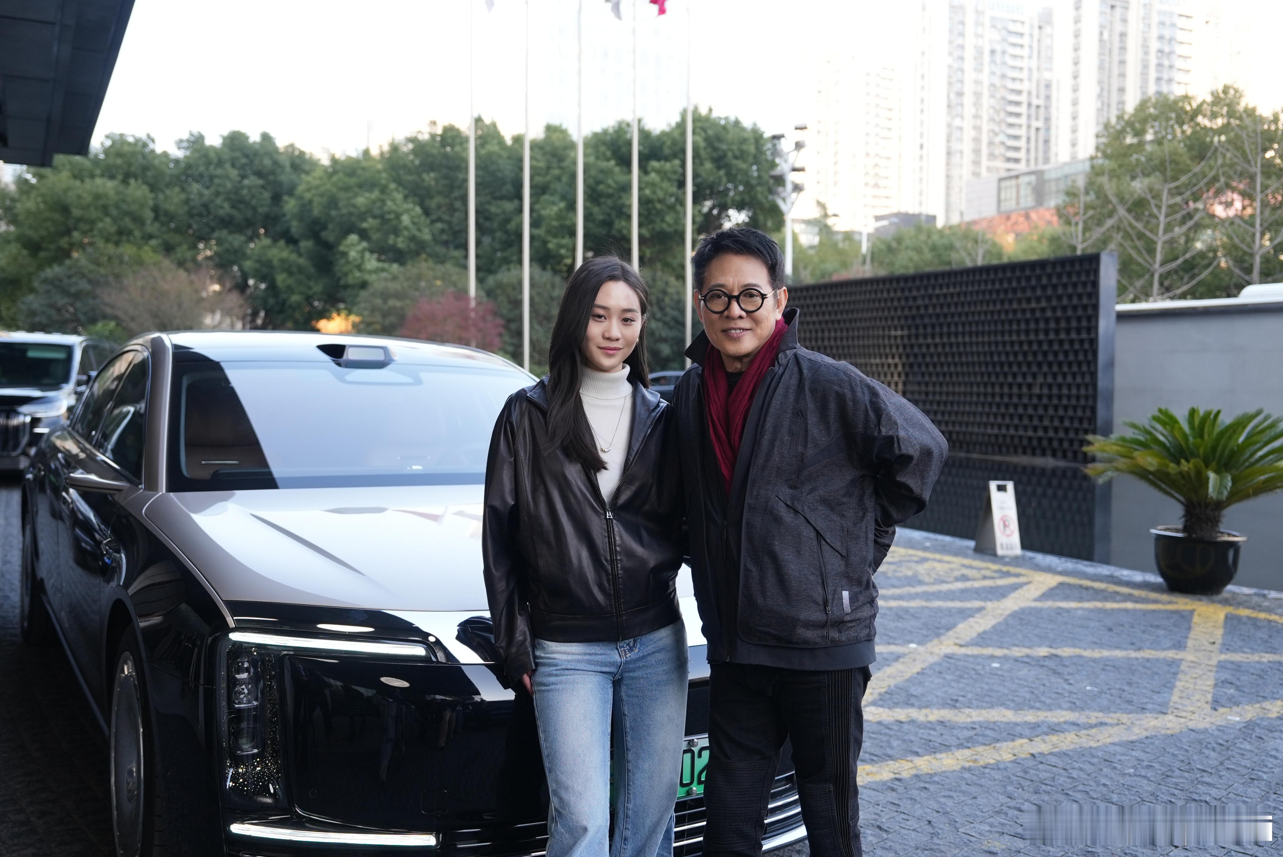 李连杰和小女儿同框好暖李连杰脸上那种放松又幸福的笑容，只有在家人身边才会出现吧