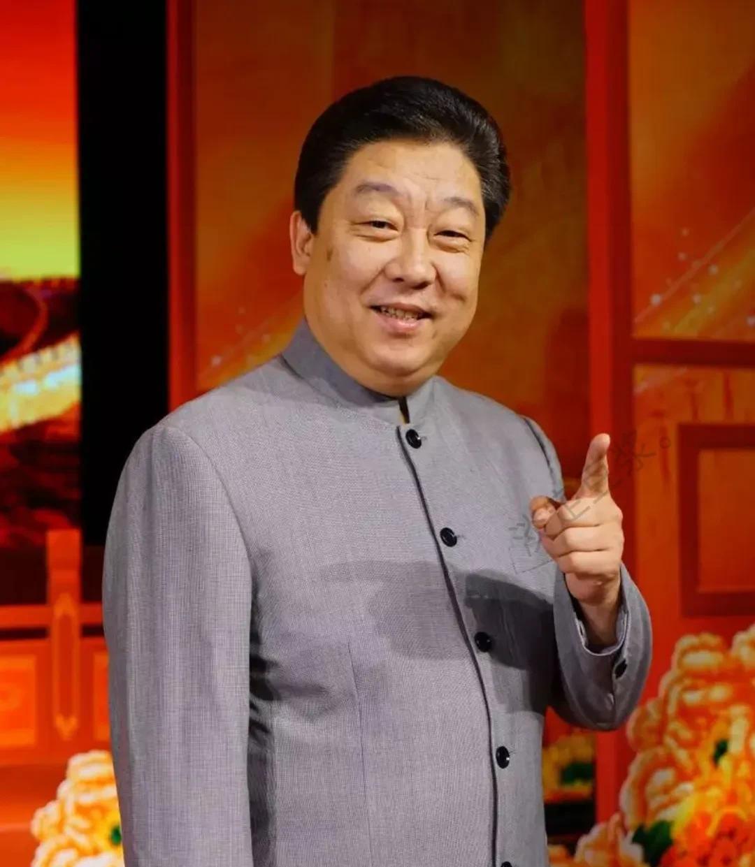 相声演员郑健这回能大红了。刚开始真想不起来郑健是谁了？一查资料看想起来了，他和