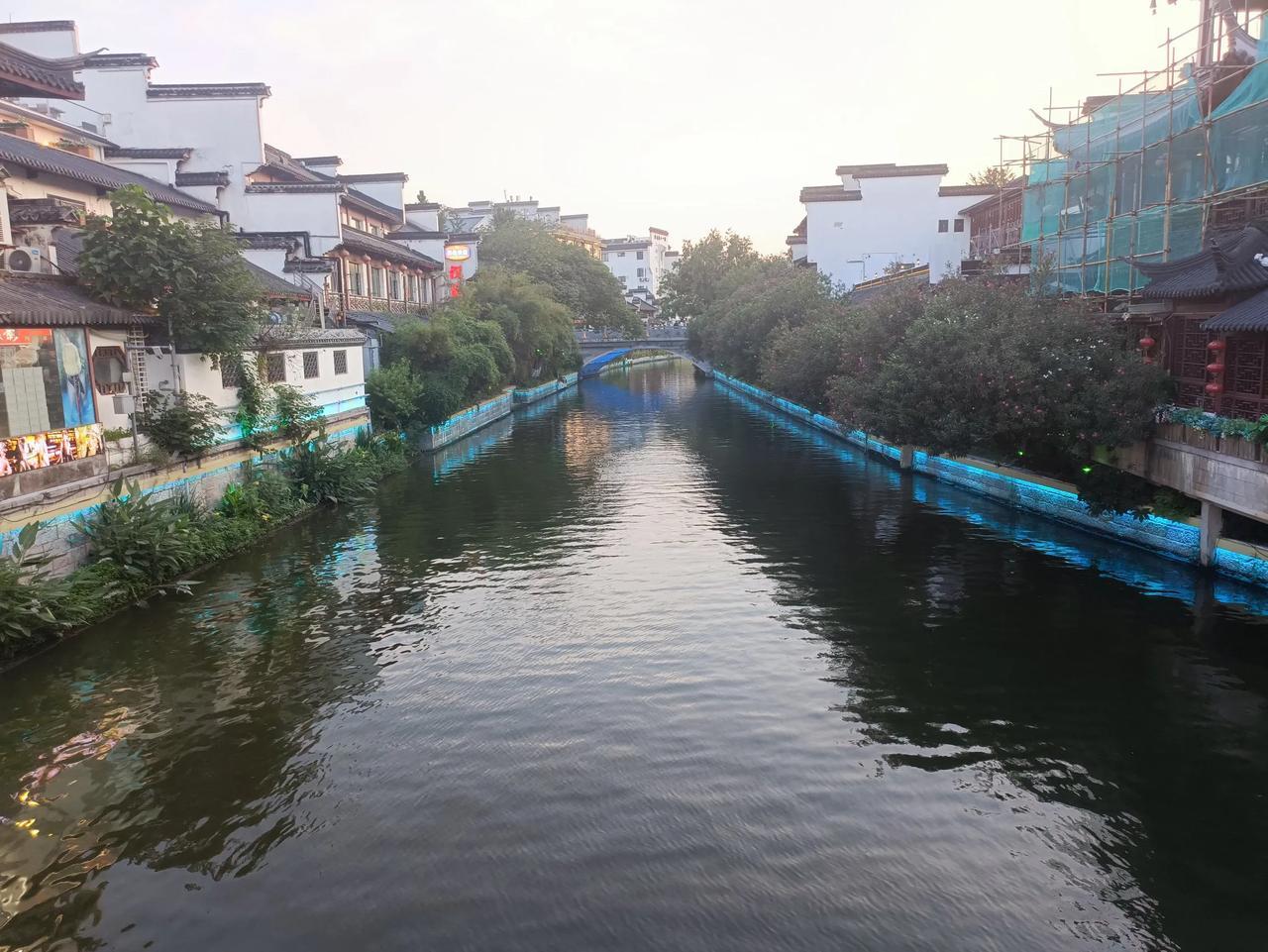 南朝四百八十寺，多少楼台烟雨中！六朝古都南京旅游景点很多，路上熙熙攘攘三三两两的