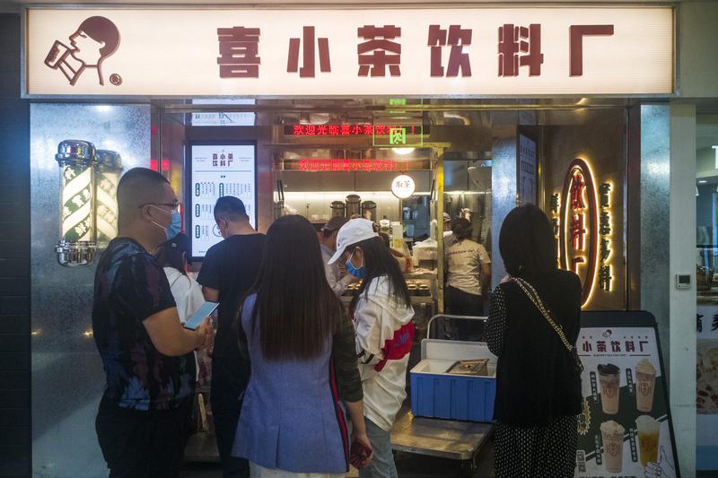 喜茶这是咋啦？曾经可是奶茶界顶流，以前买杯喜茶得排2小时队，现在身边好多店说关就