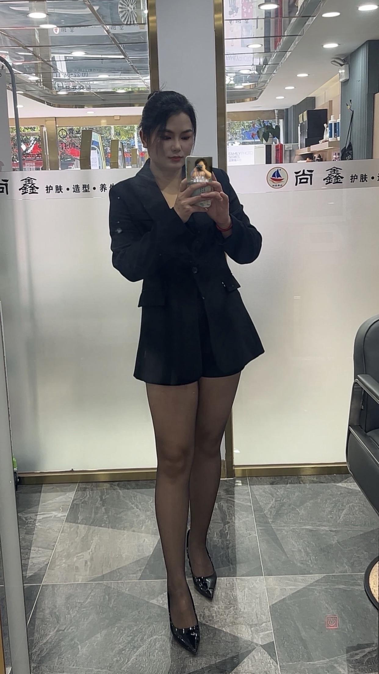 时尚穿搭指南：黑色西装裙搭配高跟鞋，优雅动人！