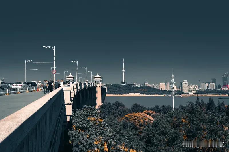 哪个城市会成为下一个3万亿俱乐部成员？这悬念够让人上头吧！先看武汉，市委经济工