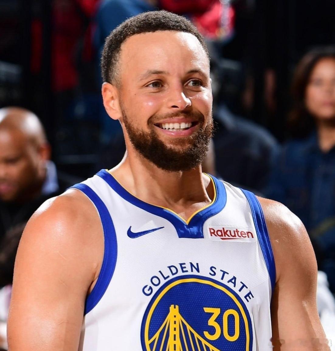 北京时间8月29日，NBA两则重磅动态：库里续约：勇士计划为38岁的库里提供2年