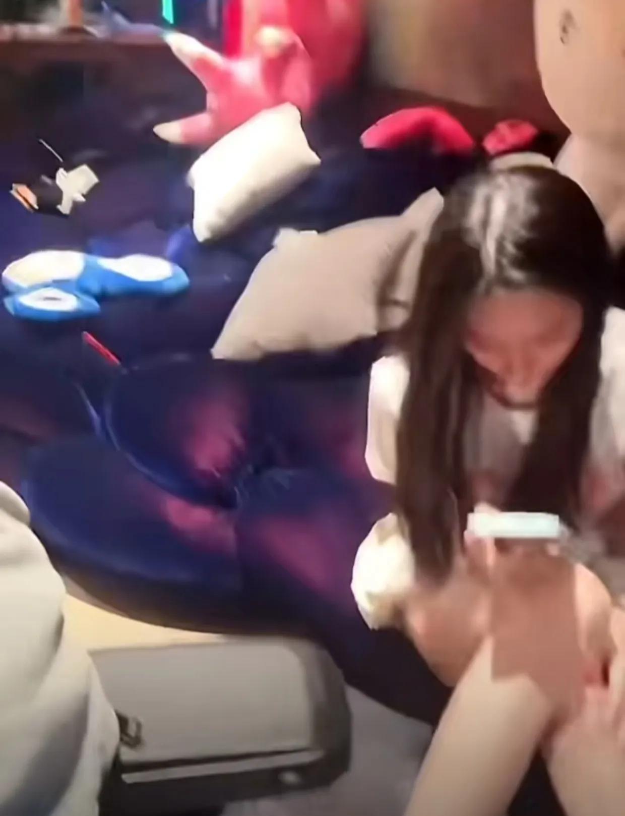 黄子韬直播时，看到徐艺洋穿的超短裙把腿露出来了，他立刻训斥：“你能不能穿条裤子？