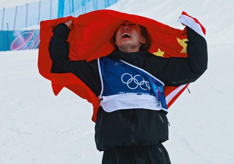 中国队本届冬奥首金！苏翊鸣夺单板滑雪男子坡障技巧金牌！三滑全部都是高分，可