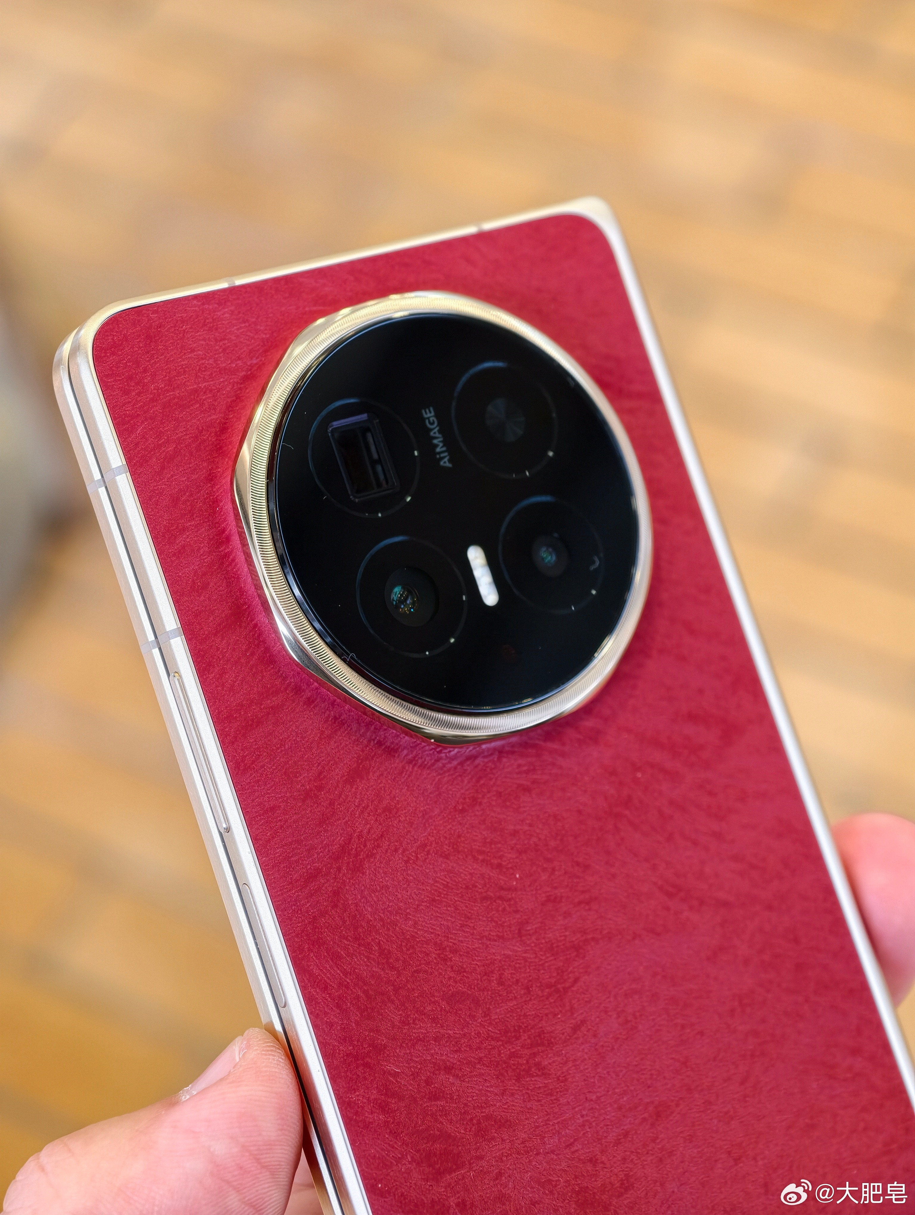 外屏体验最好的折叠屏就是荣耀MagicV6了。外屏黑的离谱，AR抗反射表现超棒