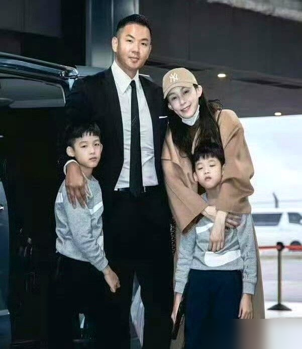 恋爱七年，没撕破脸，还在婚礼上当伴娘，这事放普通人身上早断干净了。陈建州当年先追小S，没成，转头追了