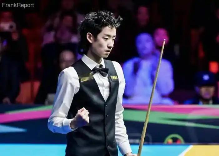 吴宜泽晋级决赛！艾伦利离进军决赛只差一个黑球！吴宜泽与艾伦的半决赛十分胶着。第