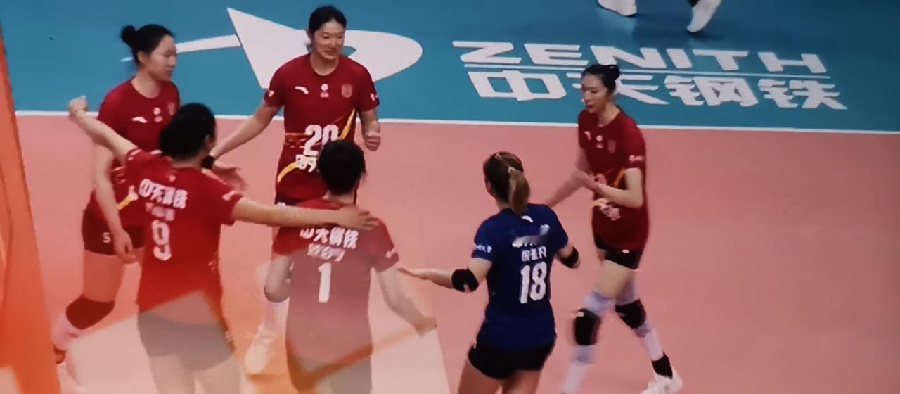 对手还在逐帧分析她的扣球，她已偷偷换了赛道。你看到她独砍20分，却没看到暂停时