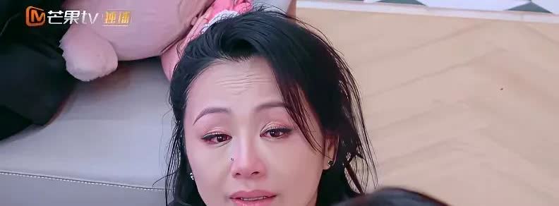 这到底是图什么？曹颖得了癌症做手术，出院才八天就挂着引流袋开直播，连续带