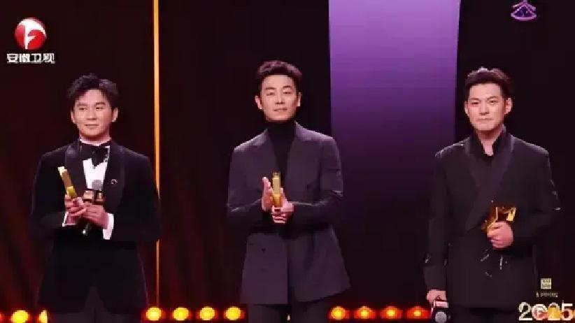 看到李晨站在朱亚文和严屹宽中间，我瞬间懂了什么叫“综艺耗人”。镜头吃掉的不