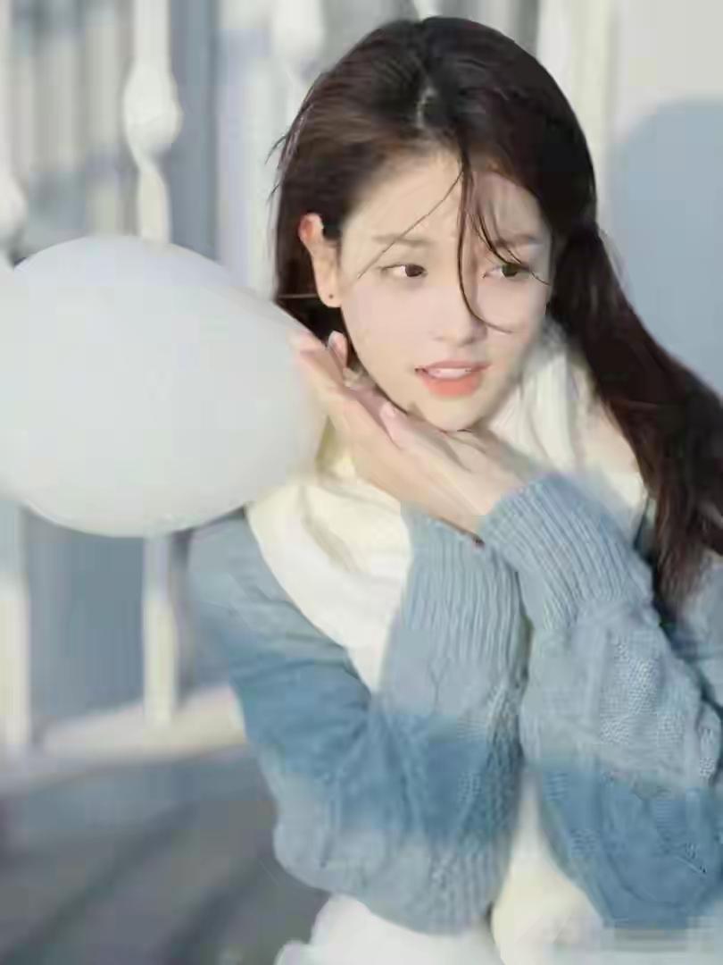 少女心满满，与白色气球亲密互动，温柔甜美，元气满满！💕🎈🌸让你人生醒悟的一