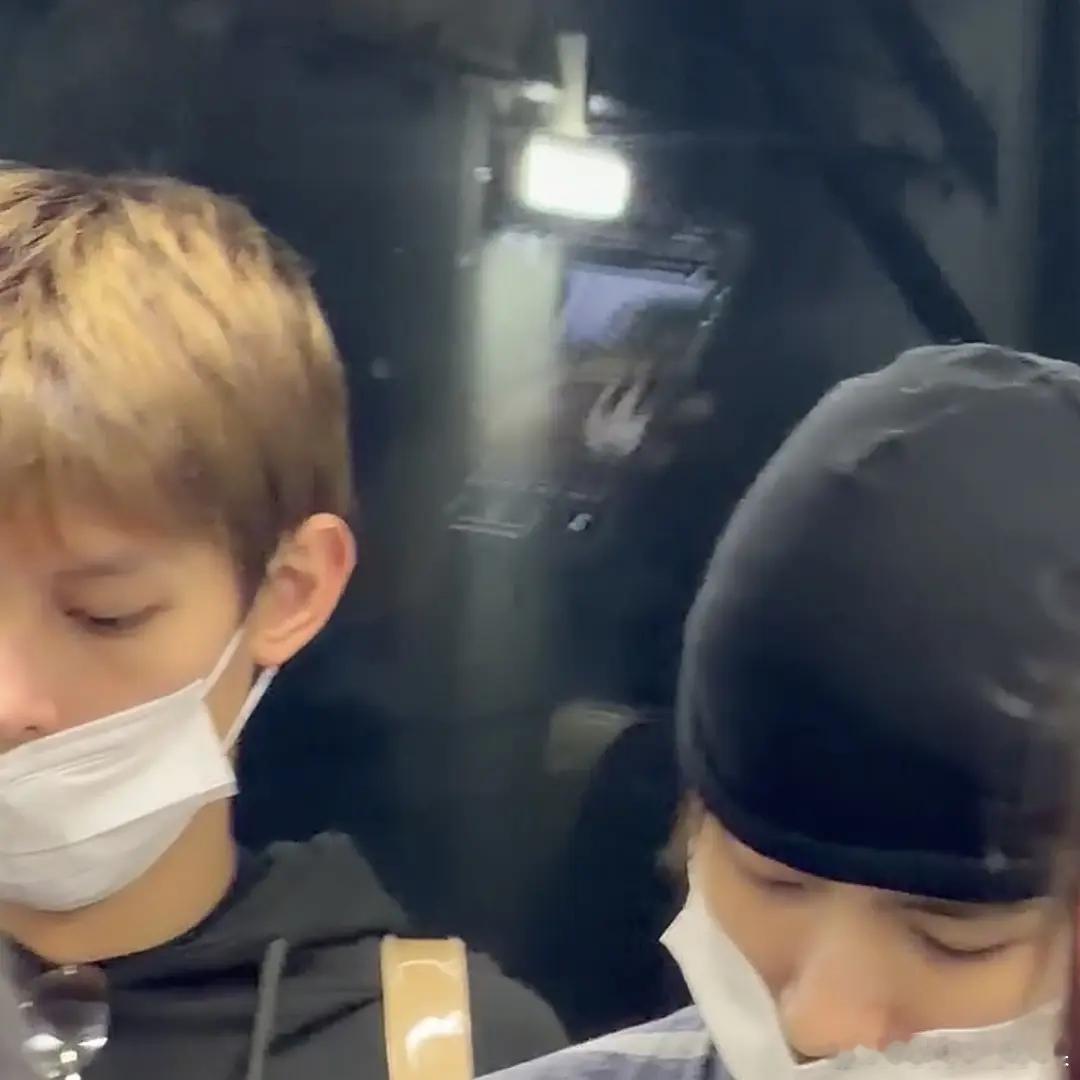 赵雨凡被扒疑似在放大看金佳蓝的ins照片反光害人不浅