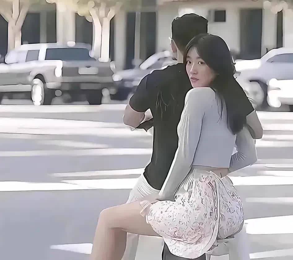 搭乘电瓶车的美女，应该不是骑车男子的女朋友或者老婆。你们可能会问我，凭什么这样猜