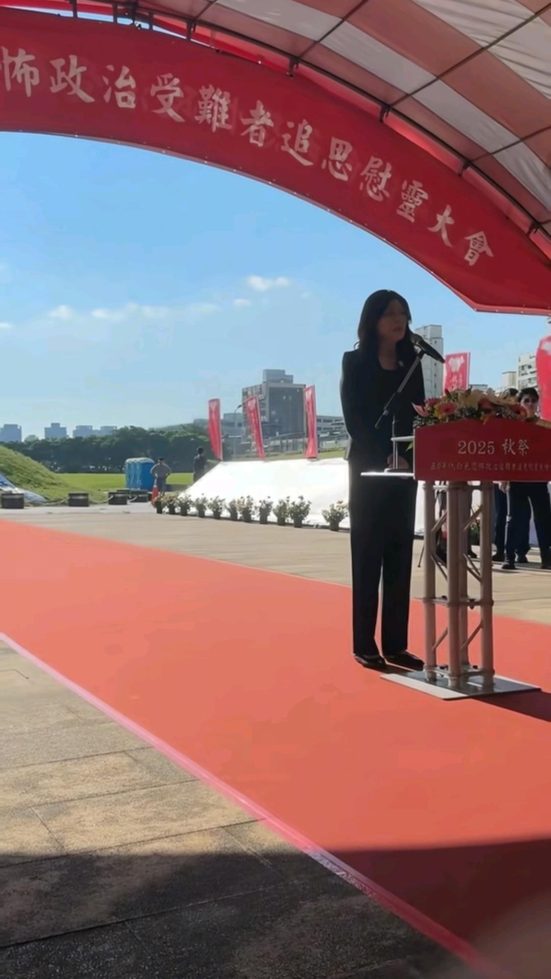 郑丽文女士参加马场町秋祭！活动现场摆着吴石、朱枫、陈宝仓、聂曦烈士的图片！这