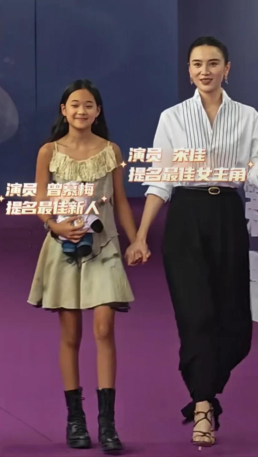 梅婷没想到，自己最爱的女儿曾慕梅，12岁就开始给自己疯狂长脸了！不愧是赢在了