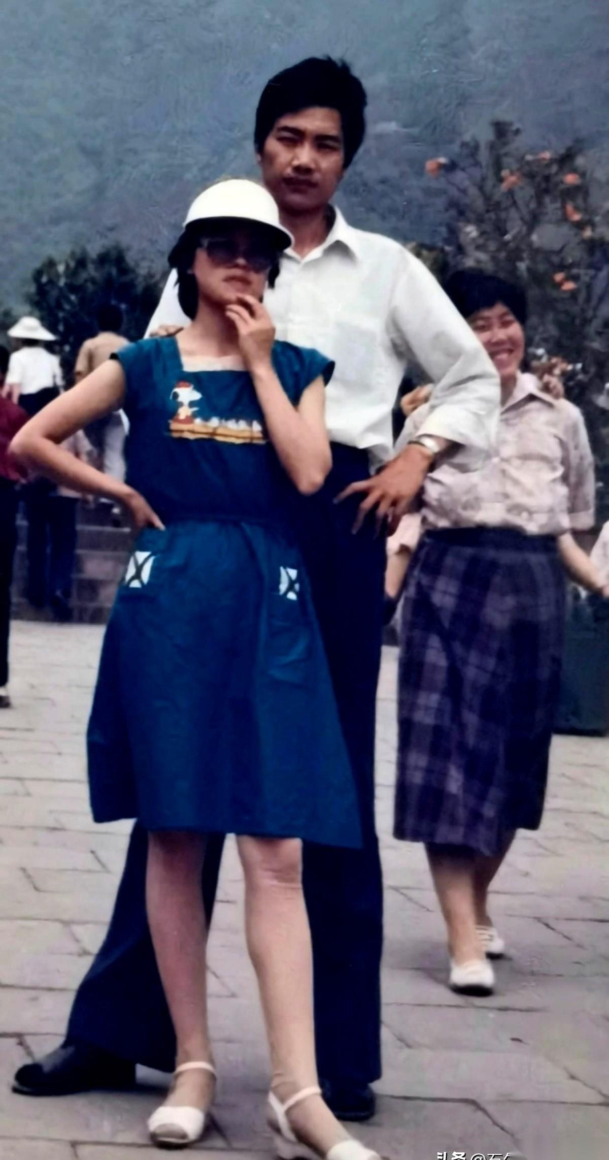 1987年6月，泰山。一对新婚夫妻，刚到泰安，已是深夜。俩人一对眼，做出一个决