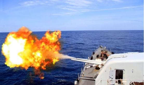 2005年，海军实弹演习时，昭通舰正对岸上目标全火力打击，哪知道，主炮竟连续两次