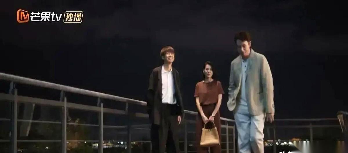 把一个除了年轻好看、几乎一无所有的小伙子，直接拎包入住自己的大别墅，还让他当全职