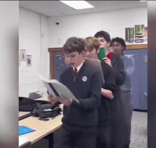 美国中学生模仿并嘲笑中国高中生，班级里面横幅的口号、老师站椅子上陪晨读的场景，多