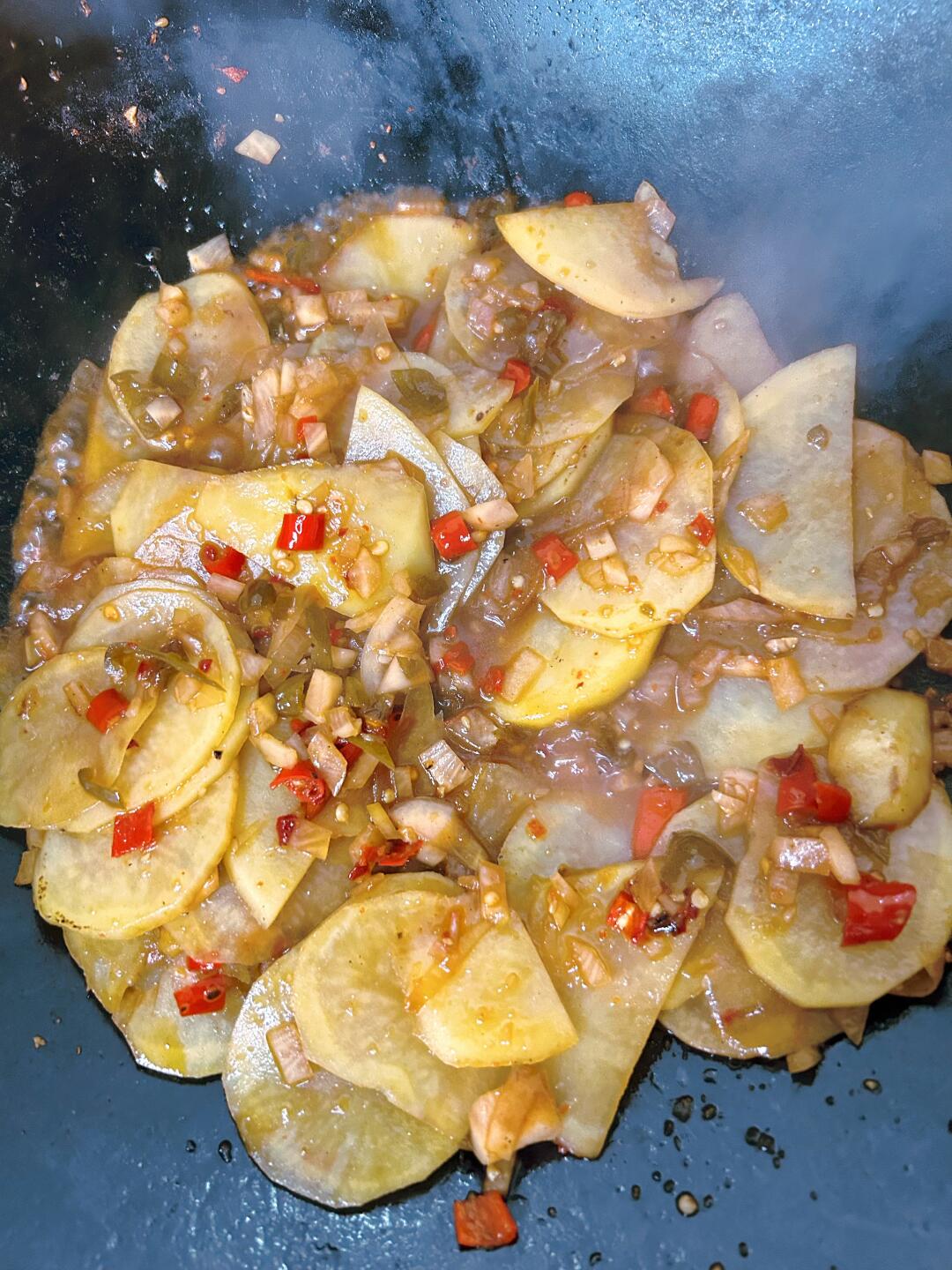 这个泡菜土豆片这会发我都在吞口水，好下饭!