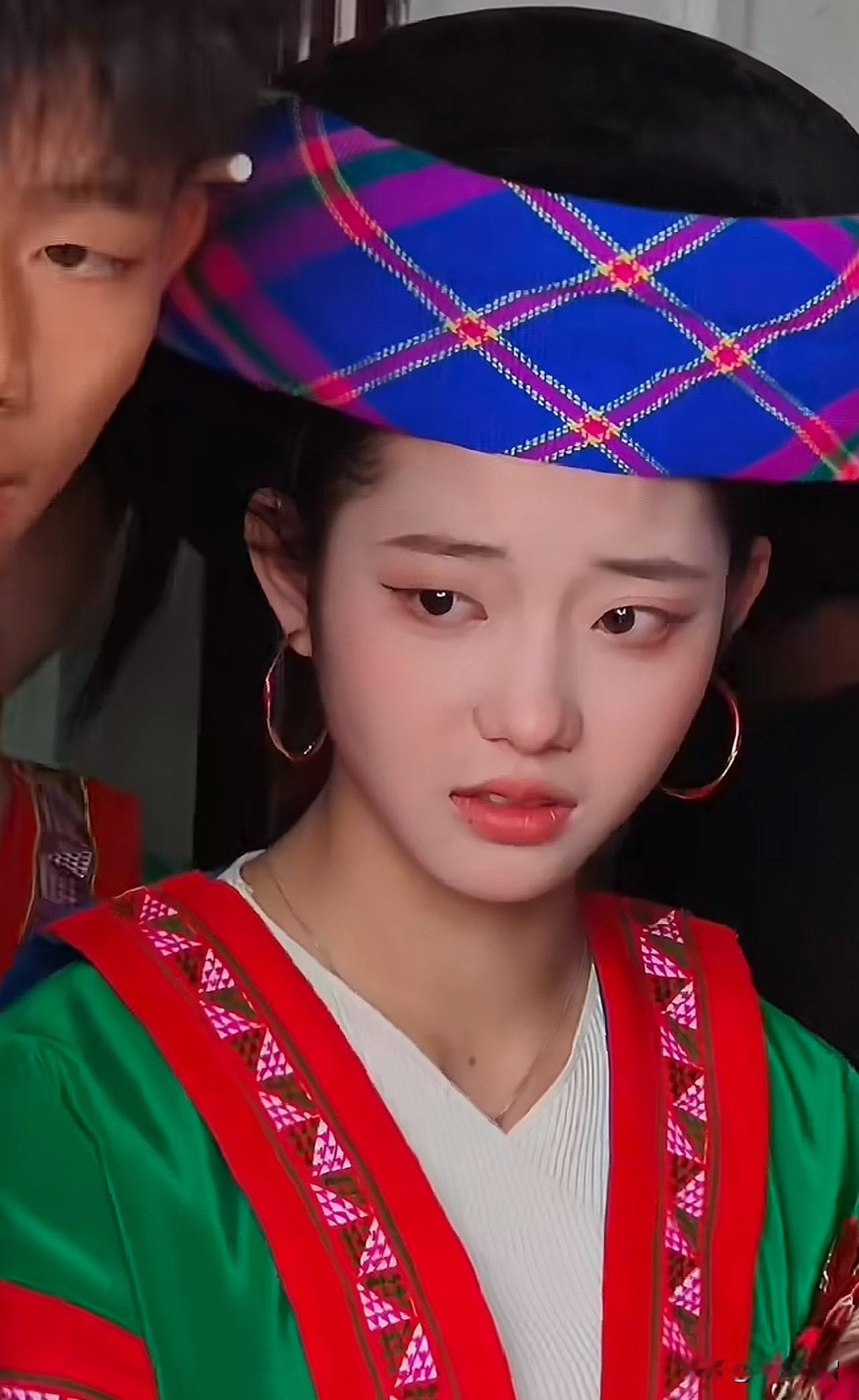 被这位苗族新娘狠狠惊艳到了！近日在云南文山，一位出嫁的苗族新娘走