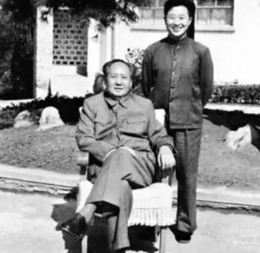 1959年的一天，周福明给毛主席理发。哪知梳头时，竟一不小心扯疼了主席。主席立刻