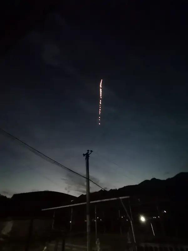 卫星经常在半夜发射，原因还挺多的。半夜天空背景暗，卫星的光学仪器能更好地捕捉目标