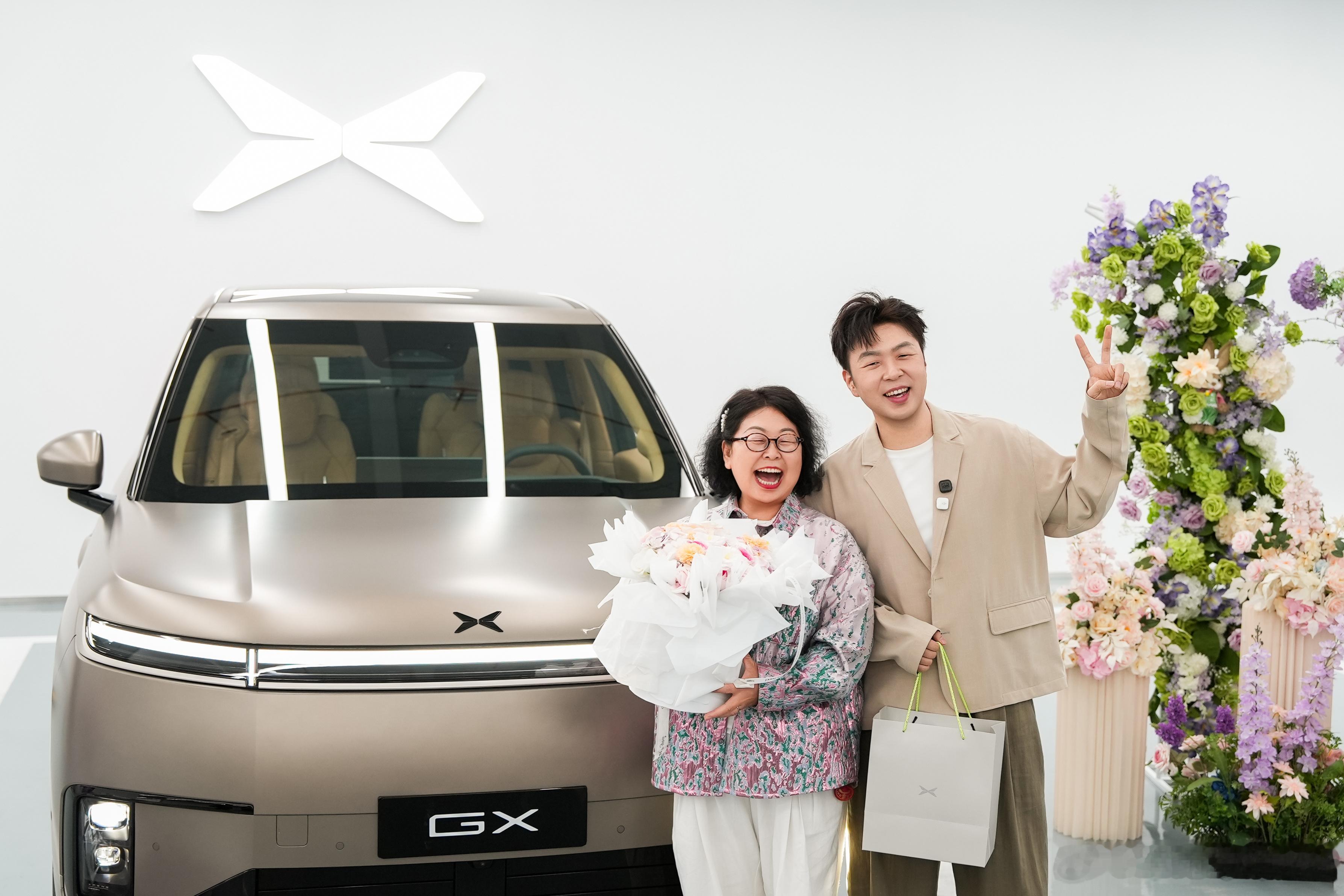 杜海涛妈妈称买小鹏GX买对了杜海涛带妈妈提小鹏GX笑得像复制粘贴杜海涛提车后，还