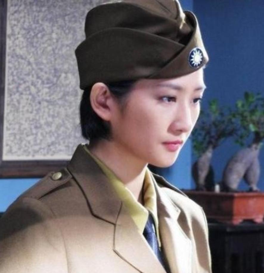 1938年，41岁戴笠借口加班，把秘书余叔恒，带到了卧房，戴笠递给她一杯咖啡：“