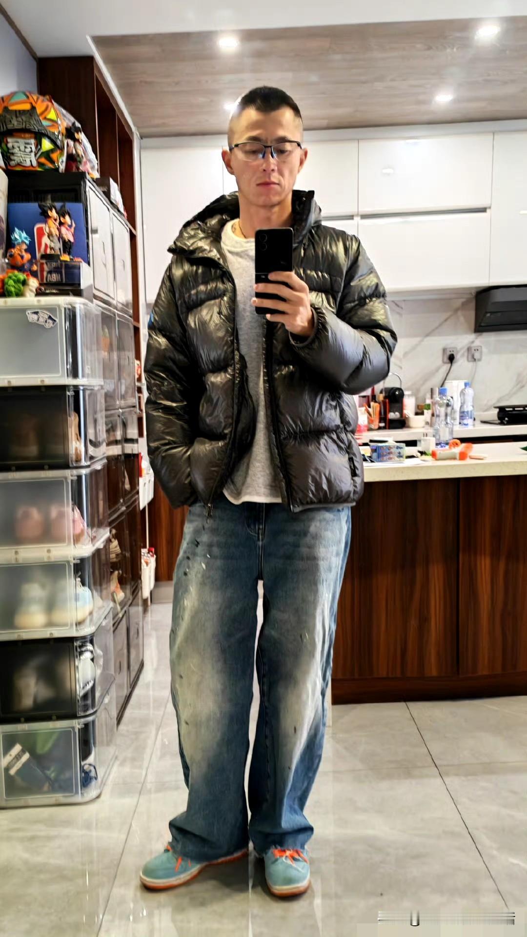 陈震之前肯定知道自己要被封，所以注册了一个小号，叫陈震同学的同学。没想到现在也