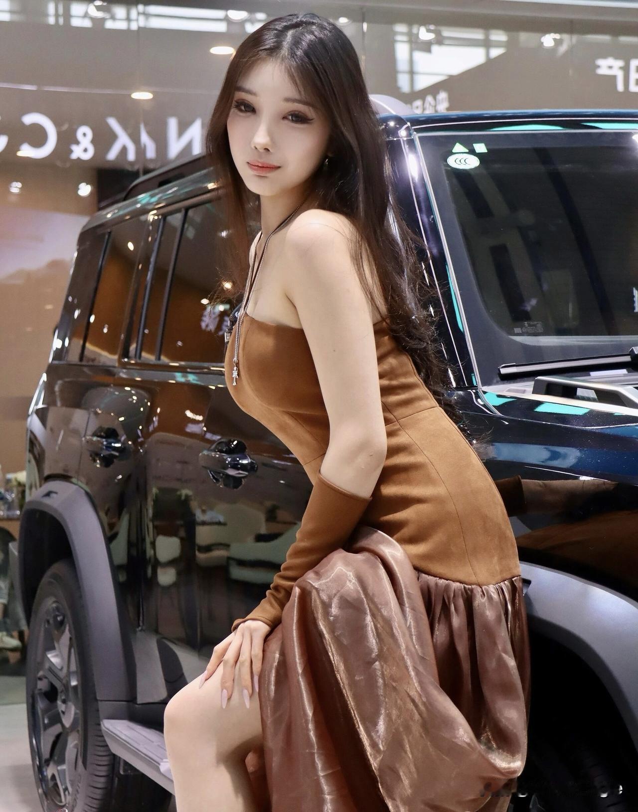 优雅车模坐进豪车，尽显奢华与魅力！💃🚗✨