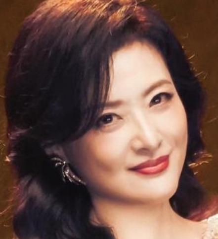 2026年2月4日晚，周涛亮相巴黎欧莱雅首届新春联欢晚会活动并担任主持，她一开口