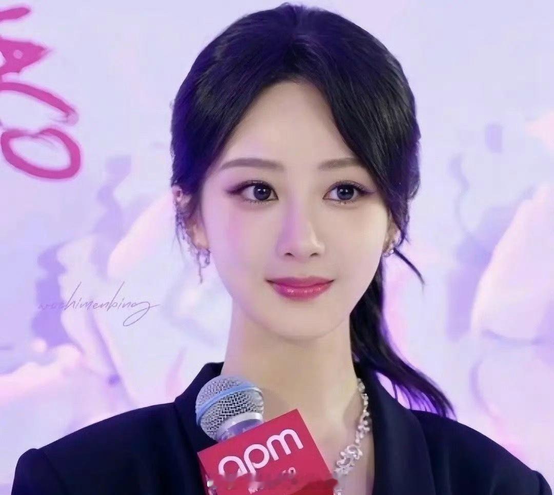 杨紫粉丝也是真的敢p，第一张都成赵丽颖和热巴的混合体了[裂开]是很希望她真的长那