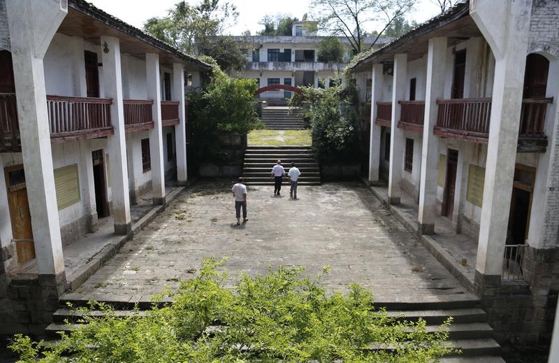 如果我再年轻二十岁，我会辞掉教师工作的。我现在距离退休还有十年，可每天上课前特