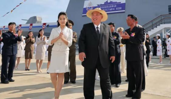 金正恩爱女金珠爱惊艳亮相！父女同框见证朝鲜新型驱逐舰下水，母女装扮神似引热议
