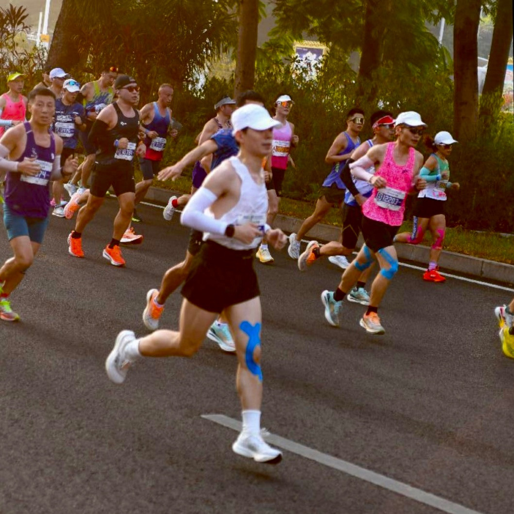 今儿在跑马拉松，所以没咋发微博。脚上磨了六个大水泡，跑到28公里破了俩，345勉