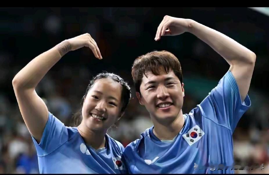 WTT香港乒乓球总决赛混双首轮，林钟勋申裕斌VS雨果/高桥布鲁娜。申裕斌膝