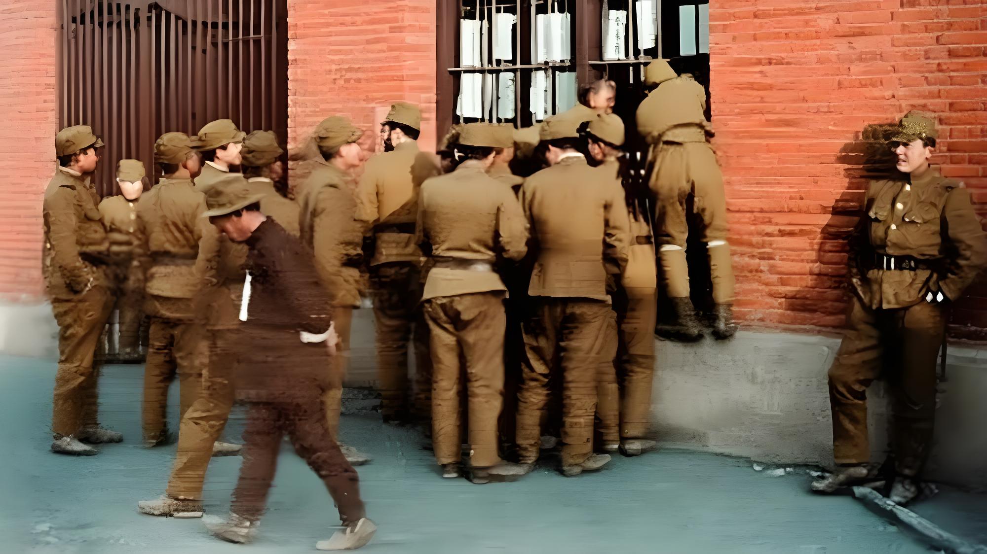 1938年1月，日军在南京开设慰安所，图为日军官兵拥挤在慰安所旁